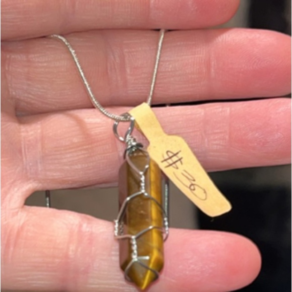 #788(NWT)Tiger’s Eye Crystal Point Wire Wrapped, w/925. silver rope & clasp. 22”